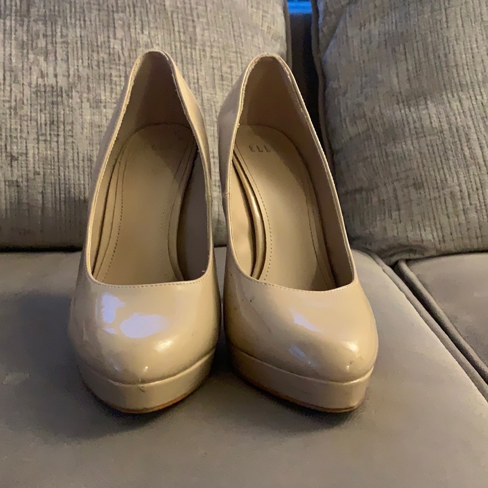 Nude pumps